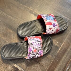 Nike Women's size 7 Benassi JDI slides in a floral black and multicolor print.